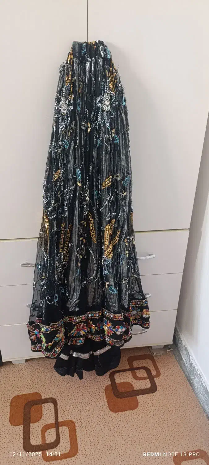 لباس محلی|لباس|باغ ملک, |دیوار