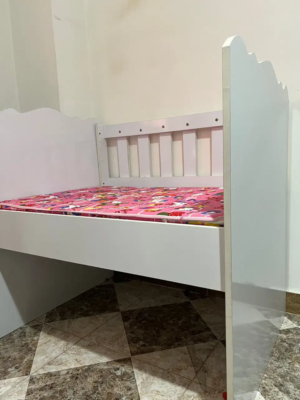 تخت|تخت و صندلی بچه|رشت, حسین آباد|دیوار