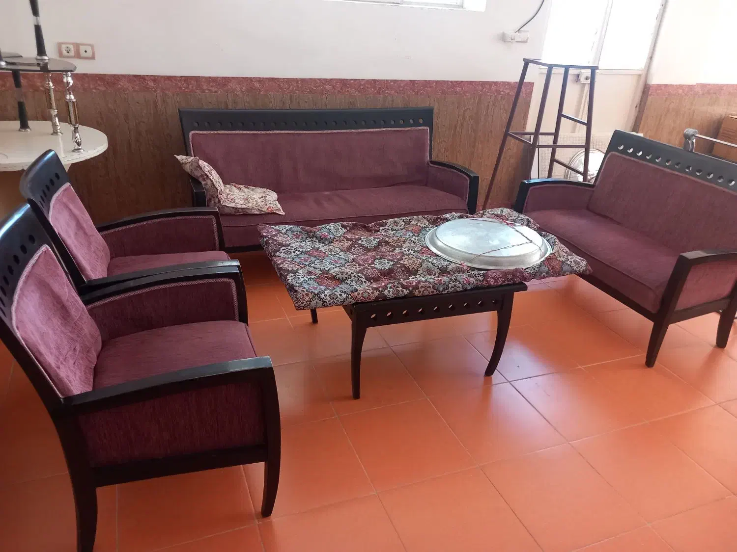 مبل در حد نو|مبلمان خانگی و میز عسلی|صحنه, |دیوار