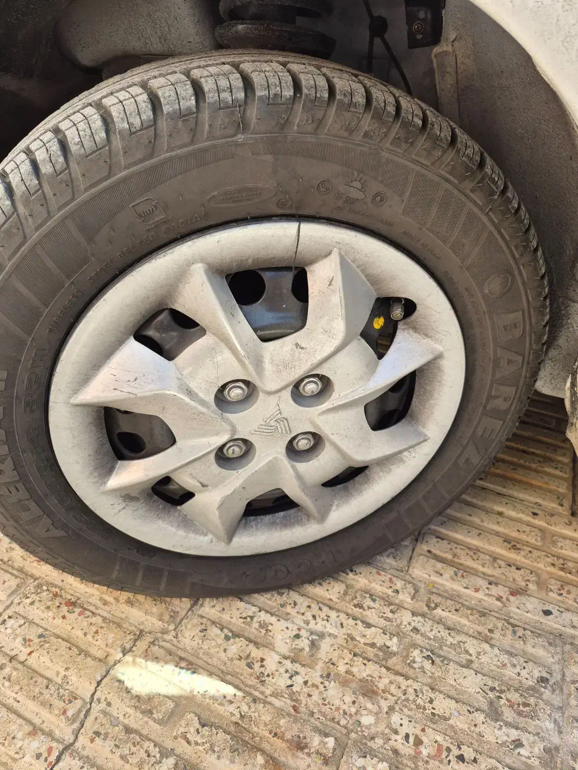 لاستیک بارز سایز۱۸۵ رینگ ۱۴ در حد نو|قطعات یدکی و لوازم جانبی|لنجان, |دیوار