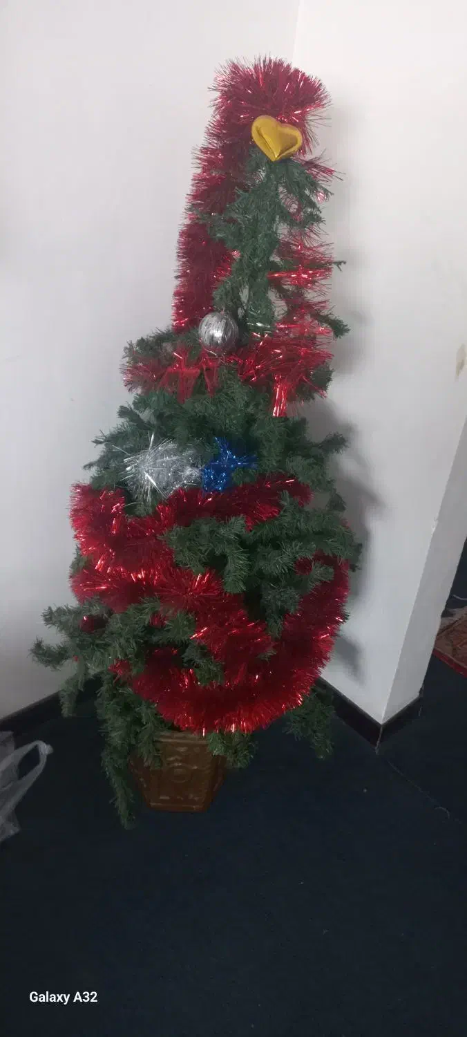 یک عدد درخت کریسمس|گل مصنوعی|قم, انسجام|دیوار
