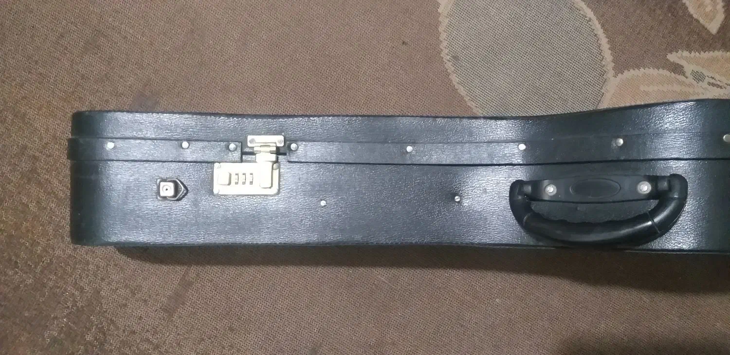 کیف گیتار و جارو شارژی خراب|گیتار، بیس، امپلیفایر|میانه, |دیوار