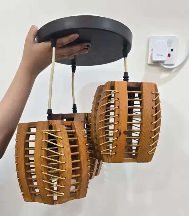 لوستر چوبی سه‌تایی|لوستر و چراغ آویز|اهواز, کوی نفت|دیوار