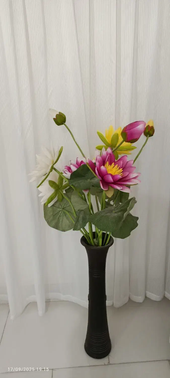 سه شاخه گل هر شاخ سه عدد گل نو|گل مصنوعی|تربت جام, باغ سنگان سفلی|دیوار