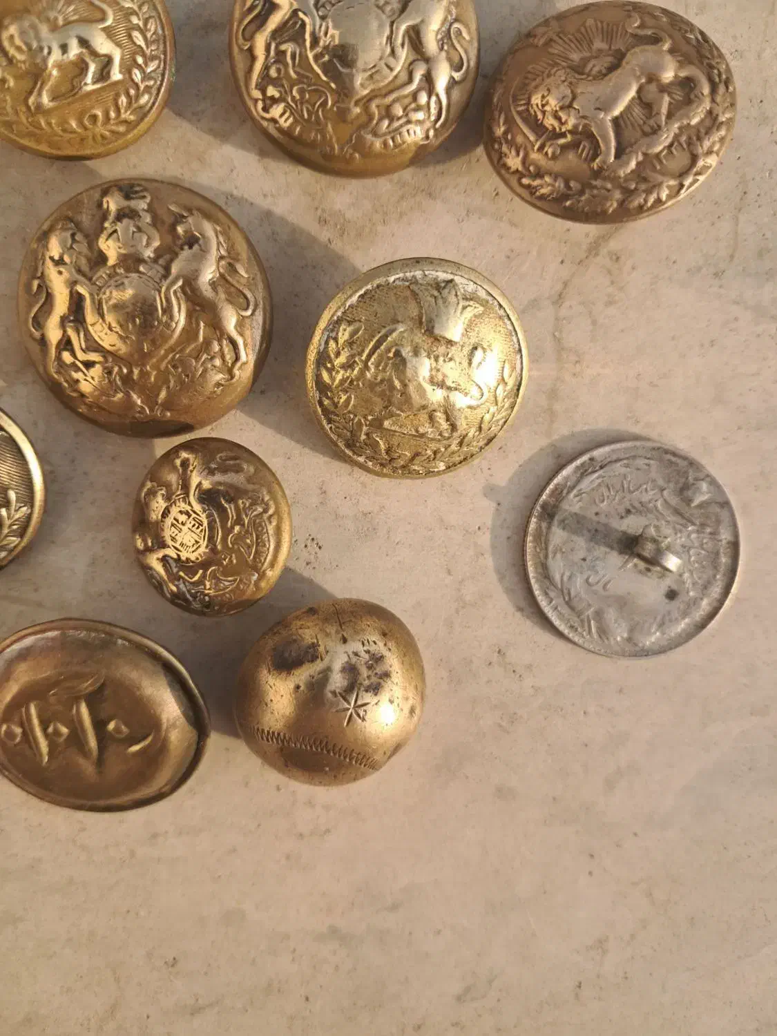 دکمه شاهی|کلکسیون اشیاء عتیقه|ورامین, ورامین|دیوار