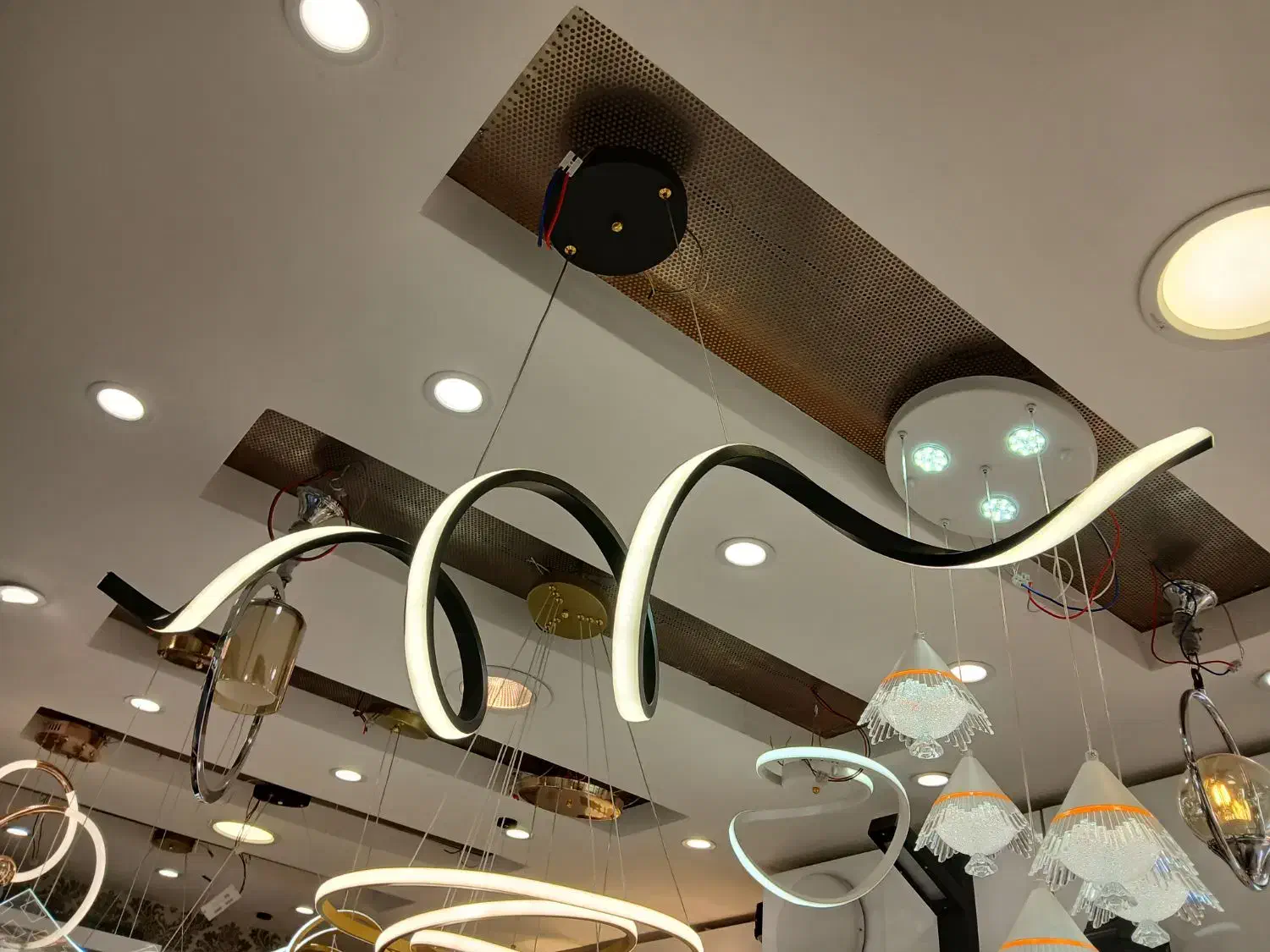 لوستر مدرن ریموت دار سه حالته نوری یکسال گارانتی|لوستر و چراغ آویز|اصفهان, تخت فولاد|دیوار