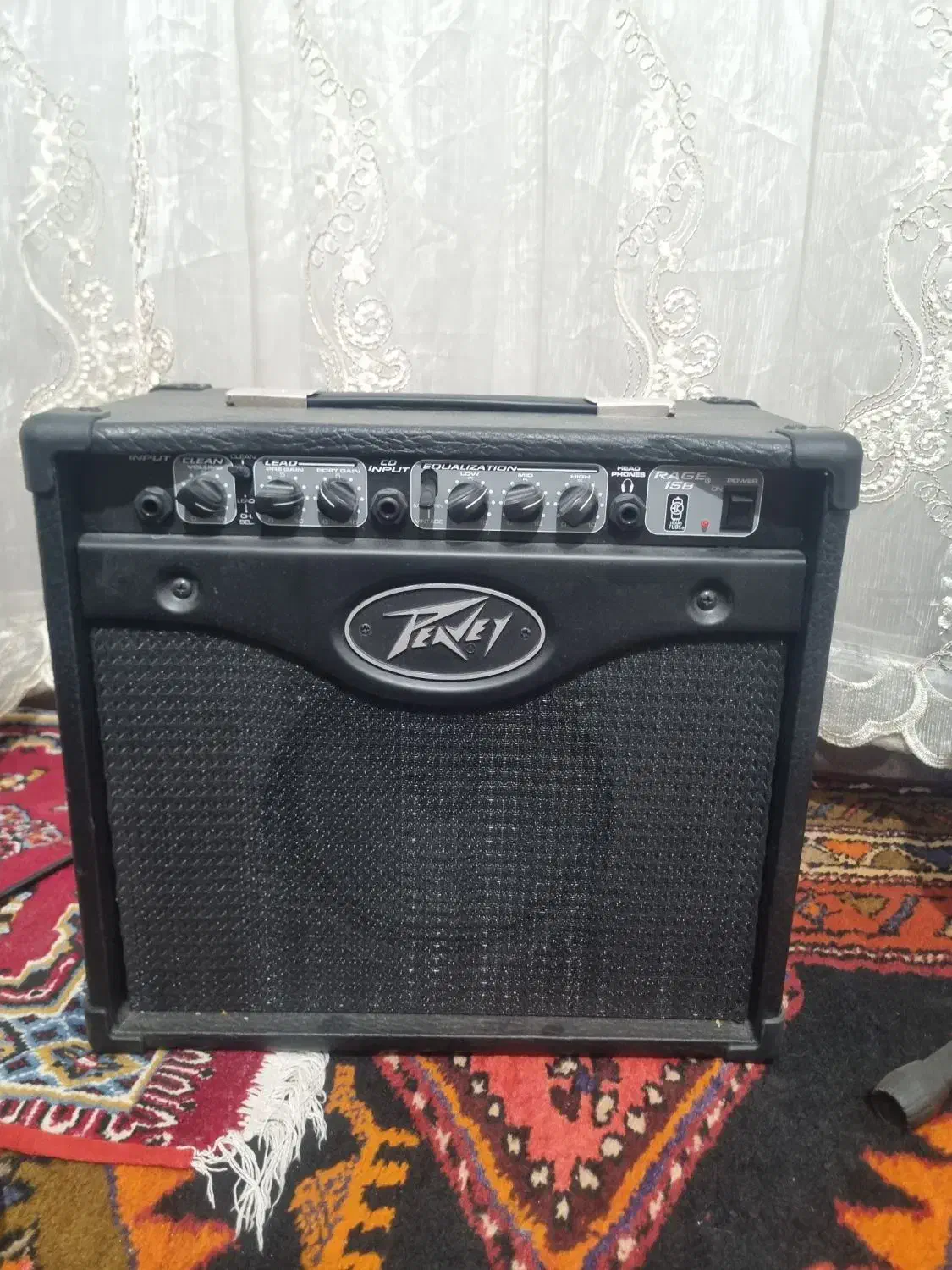 گیتار الکتریک و آمپلی فایر|گیتار، بیس، امپلیفایر|میانه, |دیوار