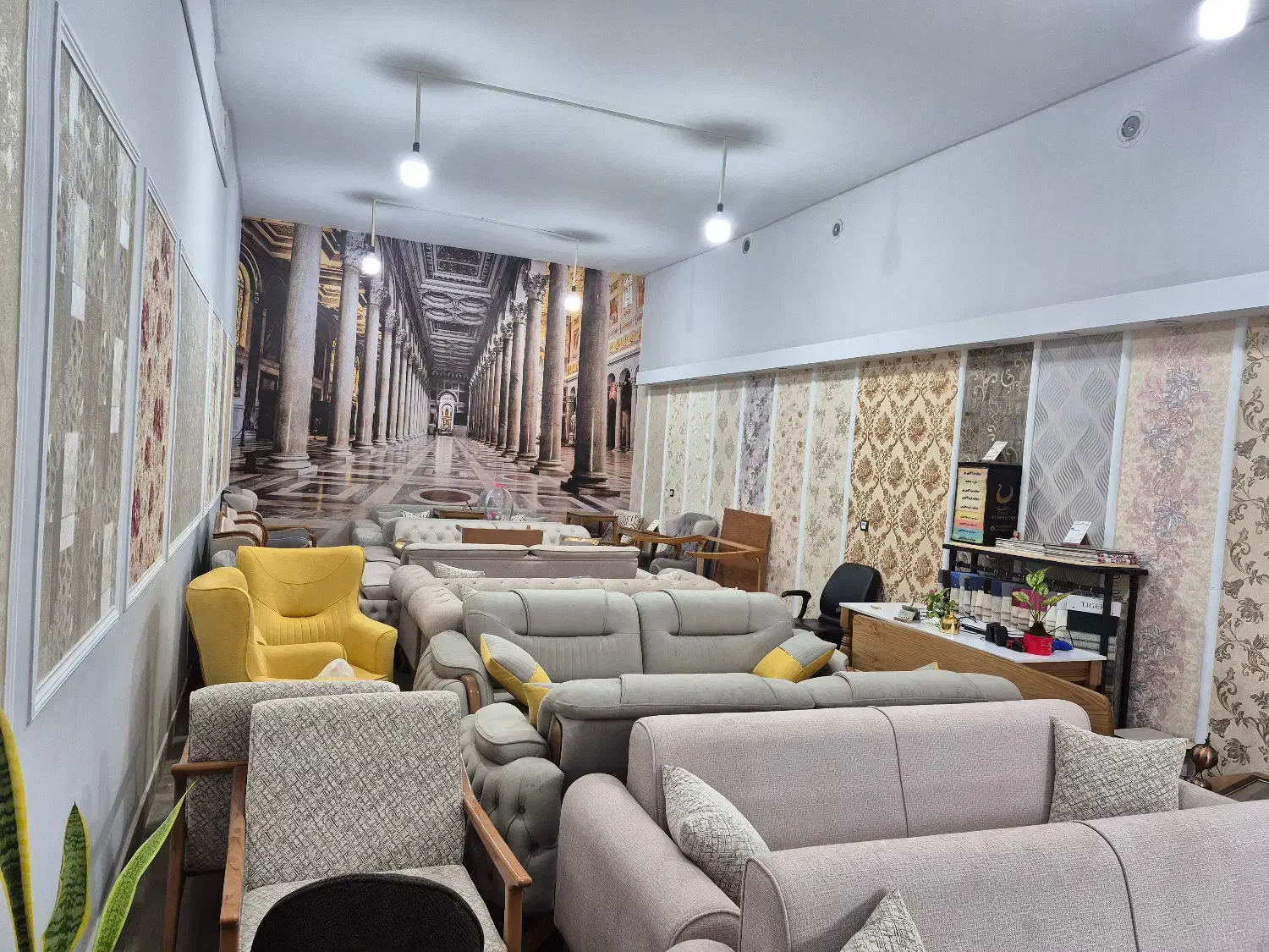 120متر تجاری بر عطار ۱۰ سال نمایشگاه مبل بوده|اجارهٔ مغازه و غرفه|شاهینشهر, عطار|دیوار