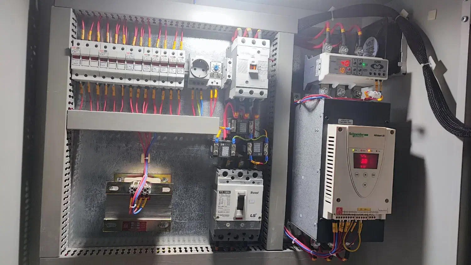 مونتاژ تابلو PLC|ماشینآلات صنعتی|اشکذر, |دیوار