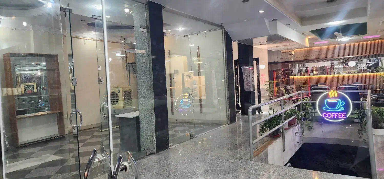 27 متر تجاری بهر خیابان نبش پاساژ|اجارهٔ مغازه و غرفه|کرج, برغان|دیوار