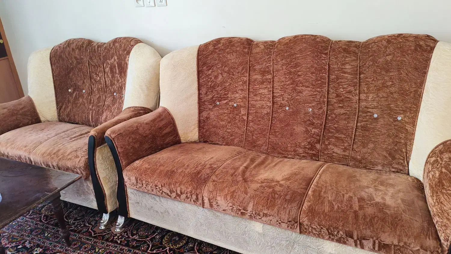 دو دست مبل ۷ نفره راحتی در حد نو|مبلمان خانگی و میز عسلی|اصفهان, باغ فدک|دیوار