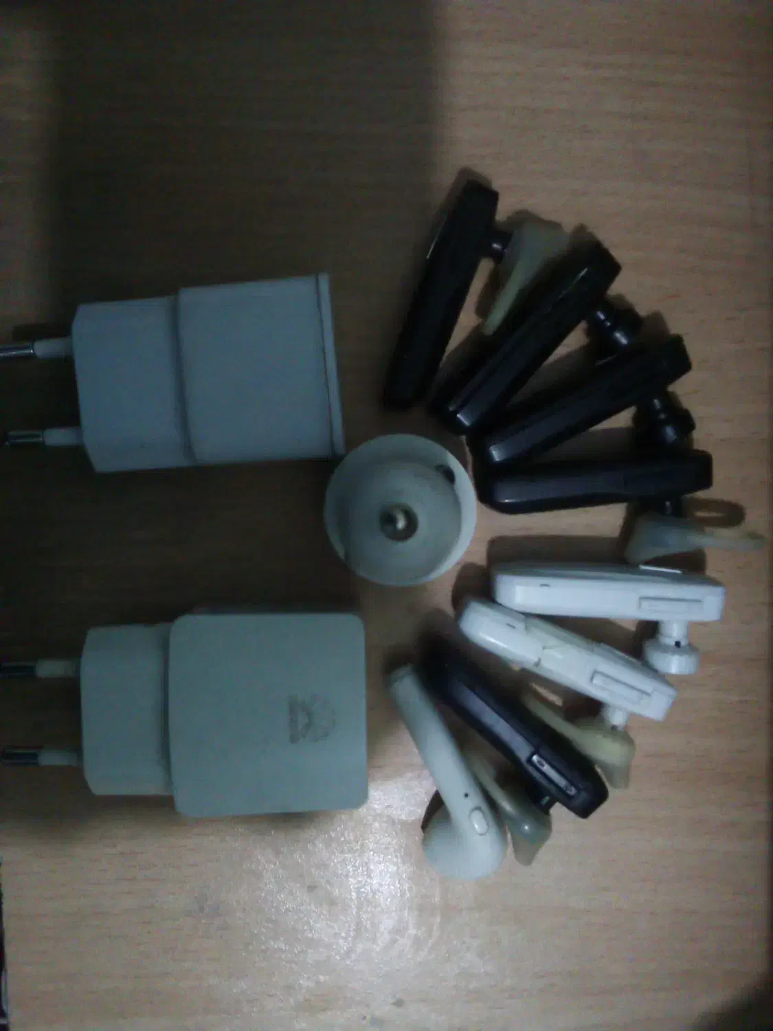 تعدادی هدفون بلوتوثی و معیوب و شارژر سوخته|لوازم جانبی موبایل و تبلت|شیراز, تحویلی|دیوار