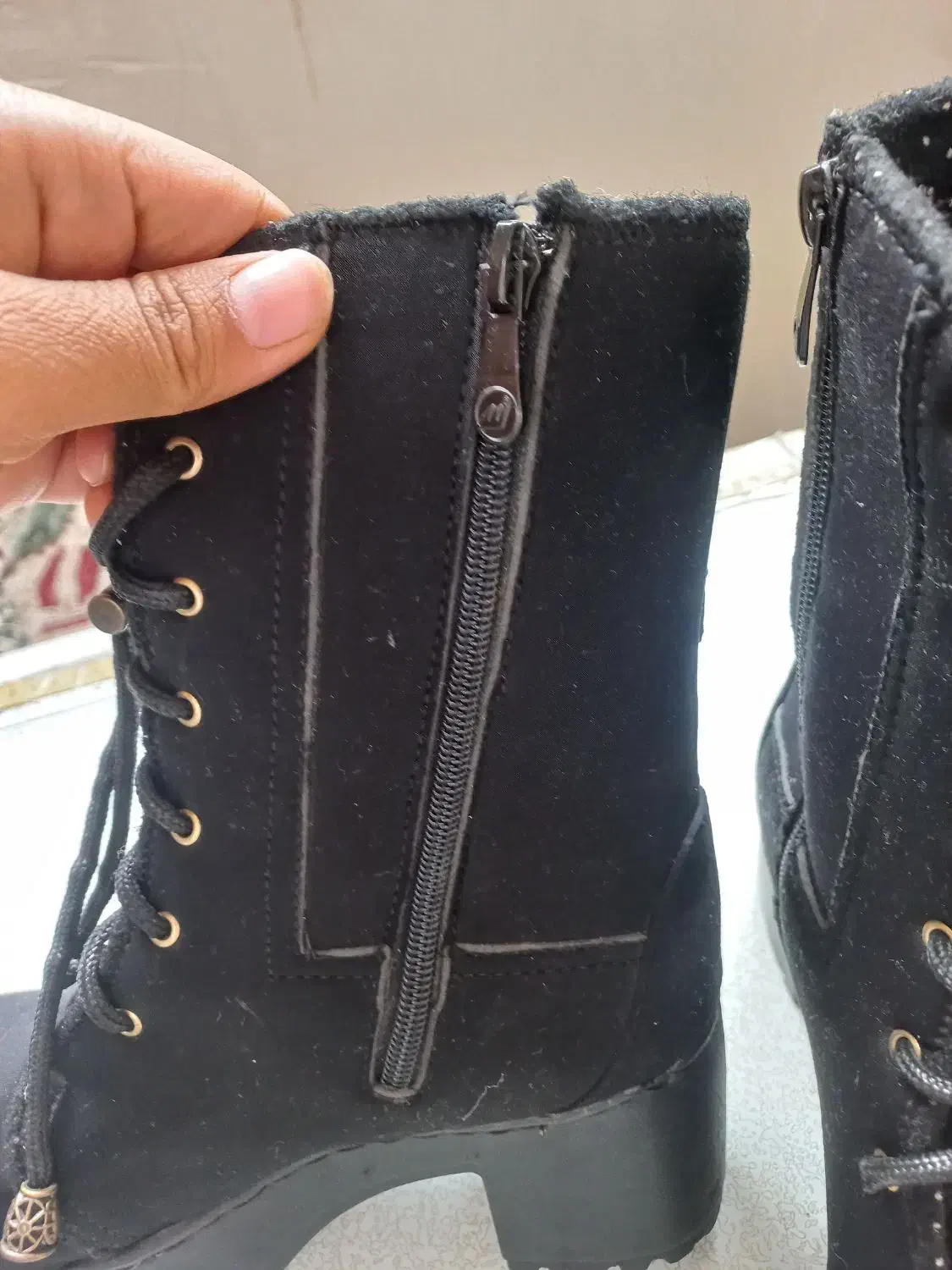 بوت|کیف، کفش، کمربند|پیشوا, |دیوار