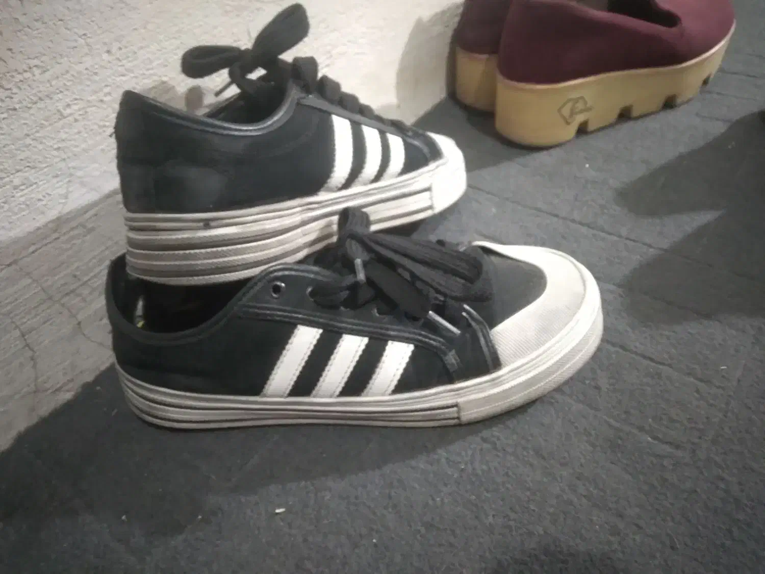 کتانی پوشیده شده|کیف، کفش، کمربند|رباط‌کریم, الارد|دیوار