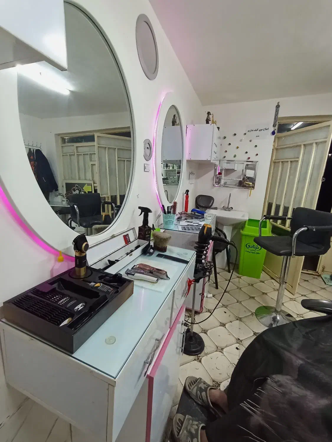 ویترین آرایشگاه|آرایشگاه و سالن‌های زیبایی|خرم‌آباد, |دیوار
