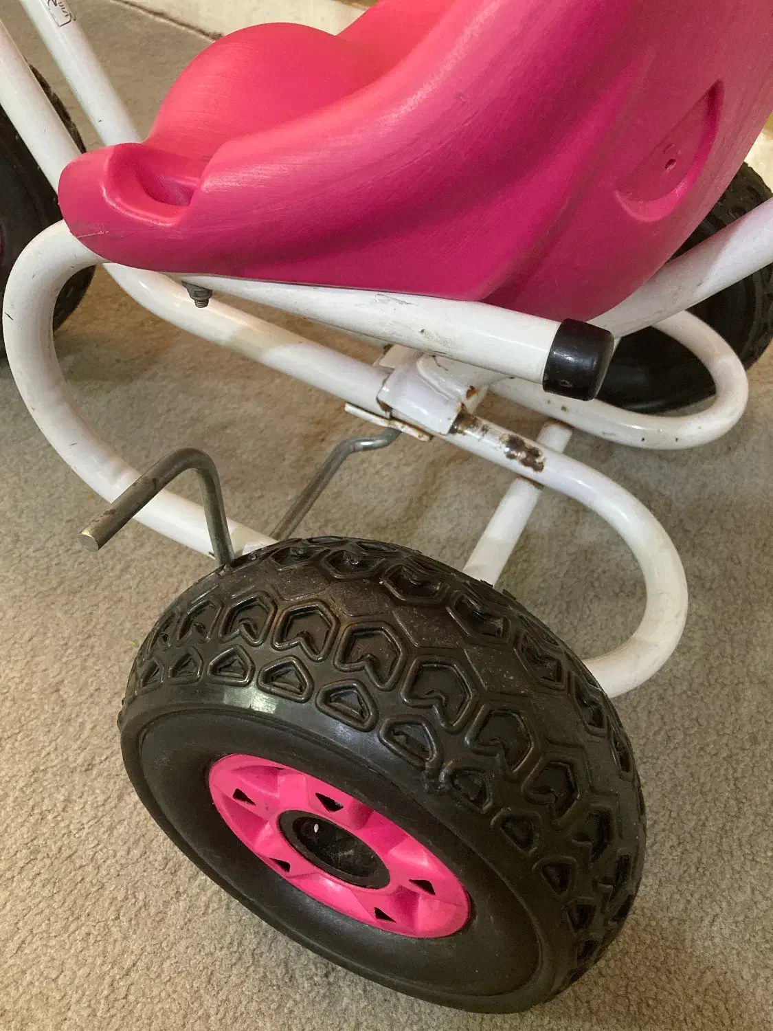 سه چرخه|اسباببازی بچه|رشت, باهنر|دیوار