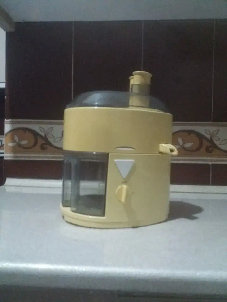 آبمیوه گیری|آبمیوه‌گیر و آب‌مرکبات‌گیر|میانه, |دیوار