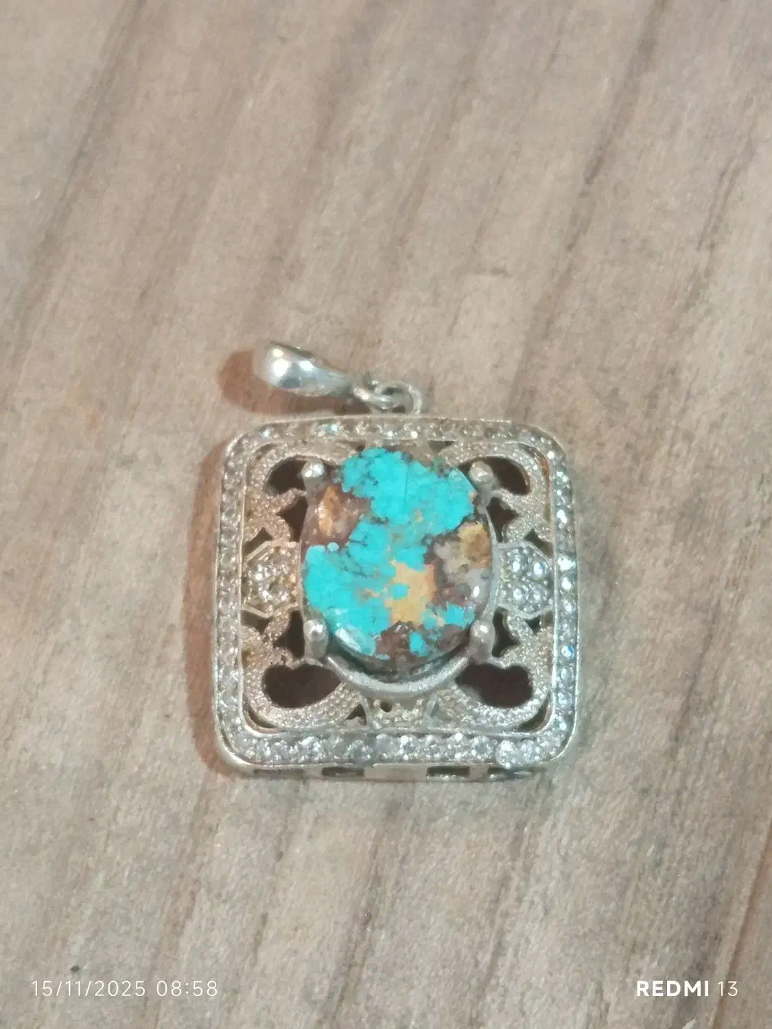 مدال فیروزه|جواهرات|ابریشم, |دیوار