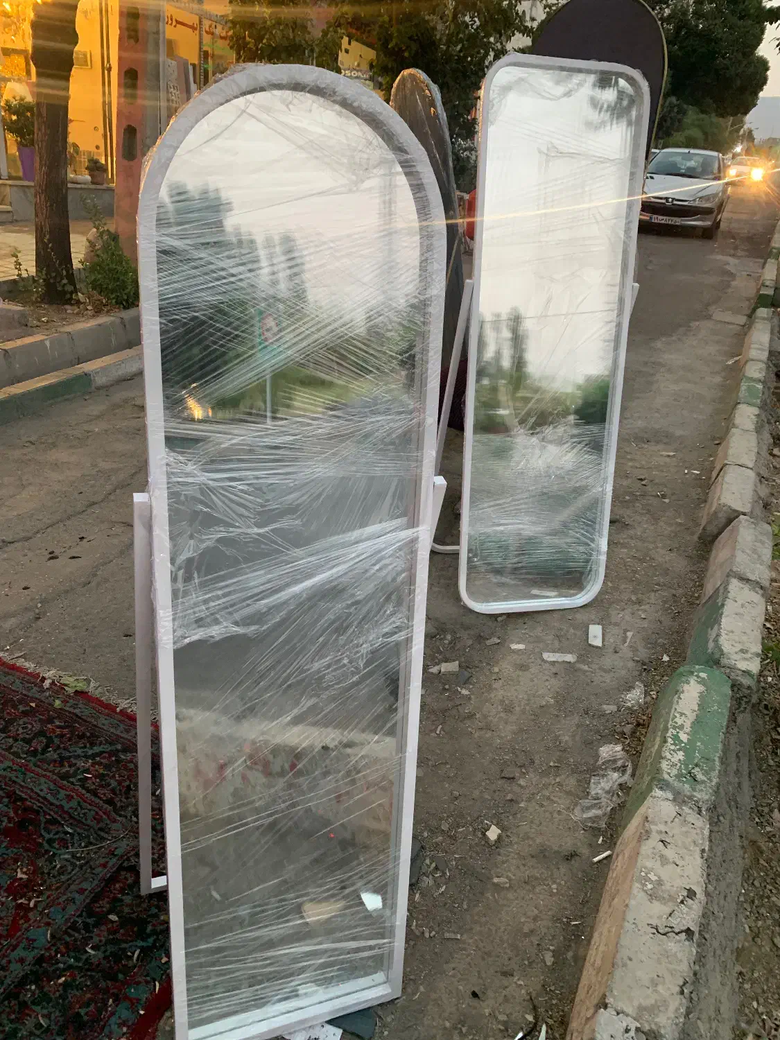 اینه|آینه|تهران, قنات‌کوثر|دیوار