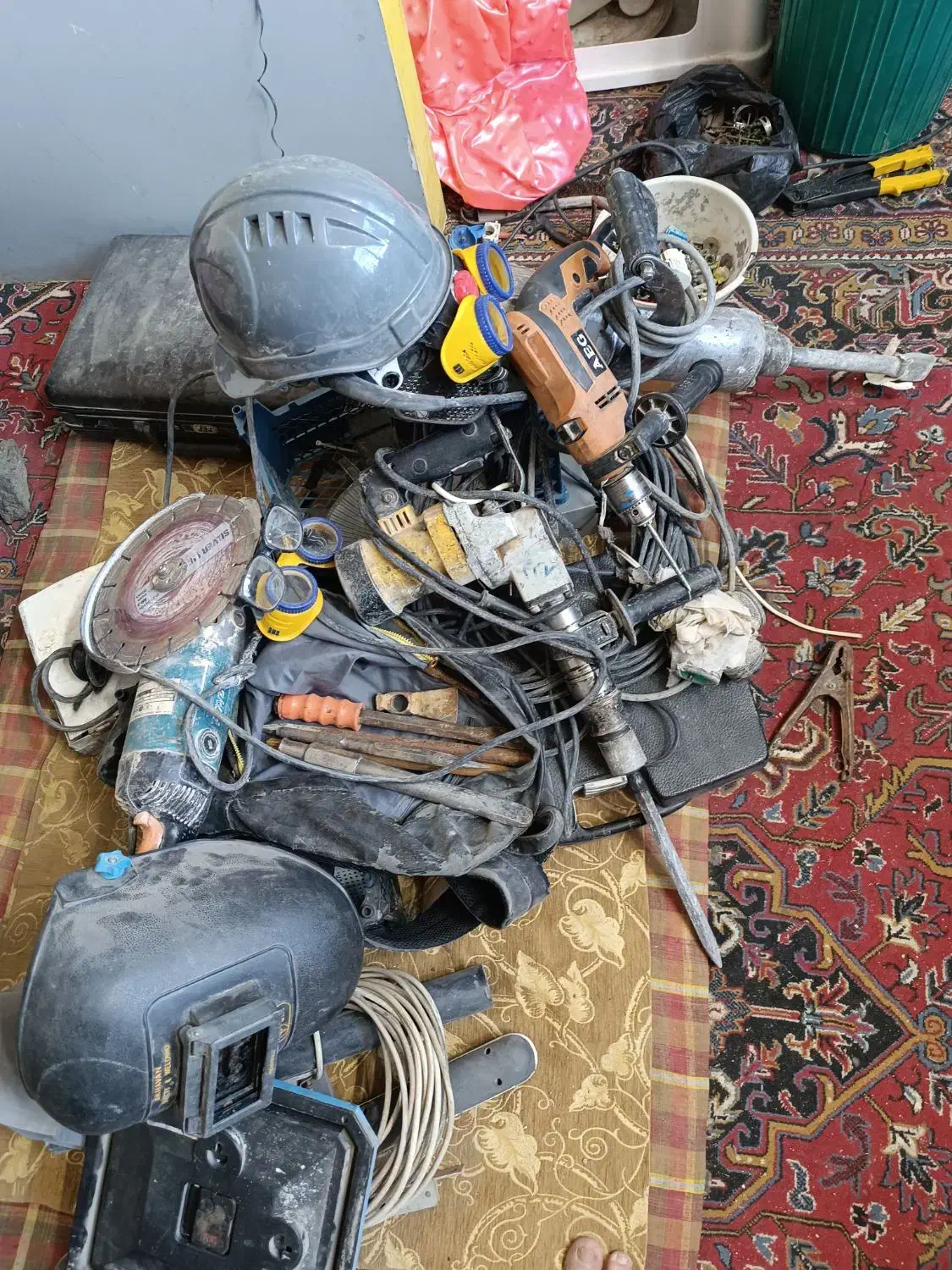 تخریب اولین گام‌سازه‌‌بتن‌درهرعیاروشیارزدن‌‌ و...|خدمات پیشه و مهارت|نجف‌آباد, جامی|دیوار