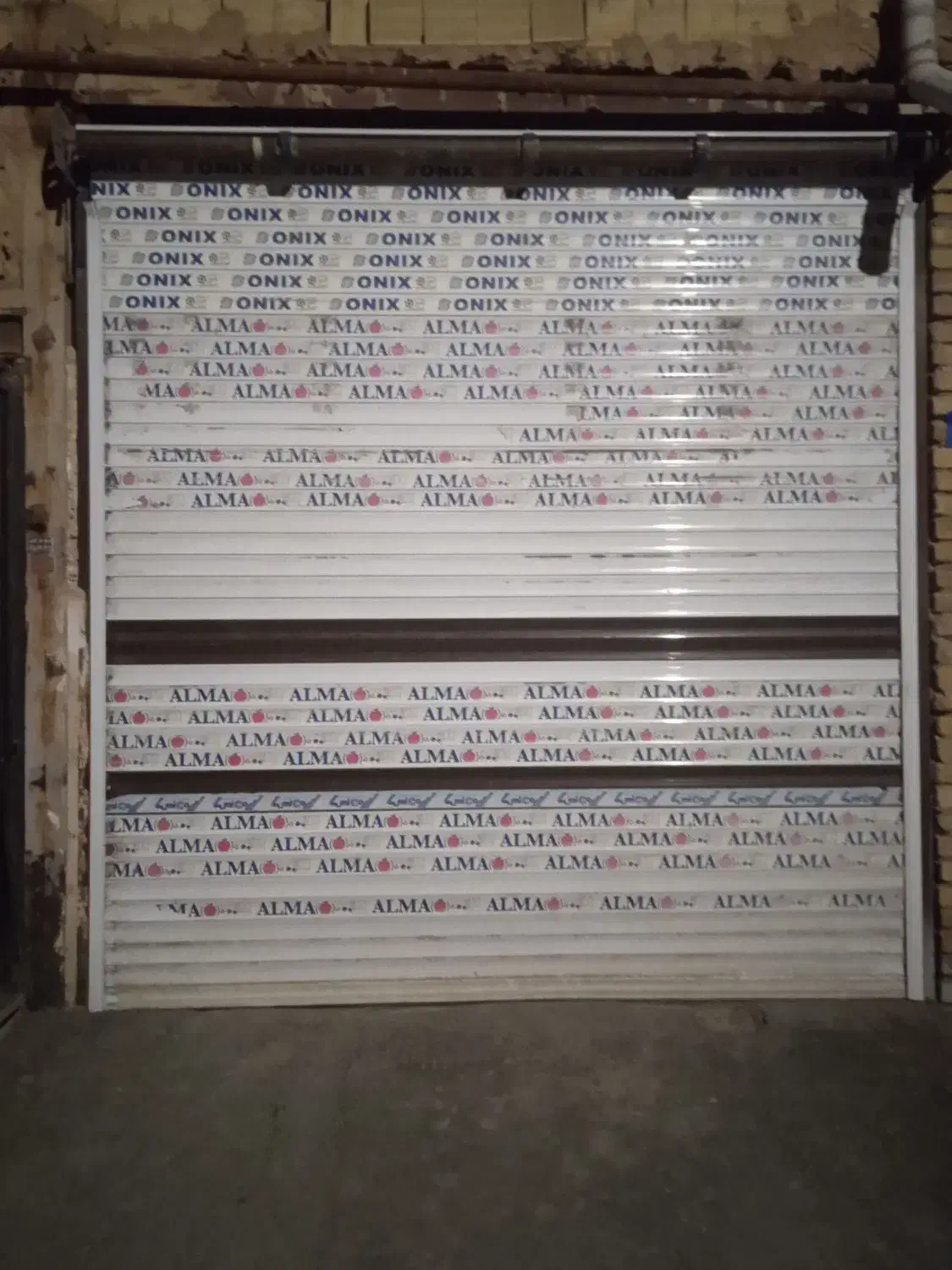 کرکره برقی اندازه سه در سه و هفتاد میباشد|فروشگاه و مغازه|لالجین, |دیوار