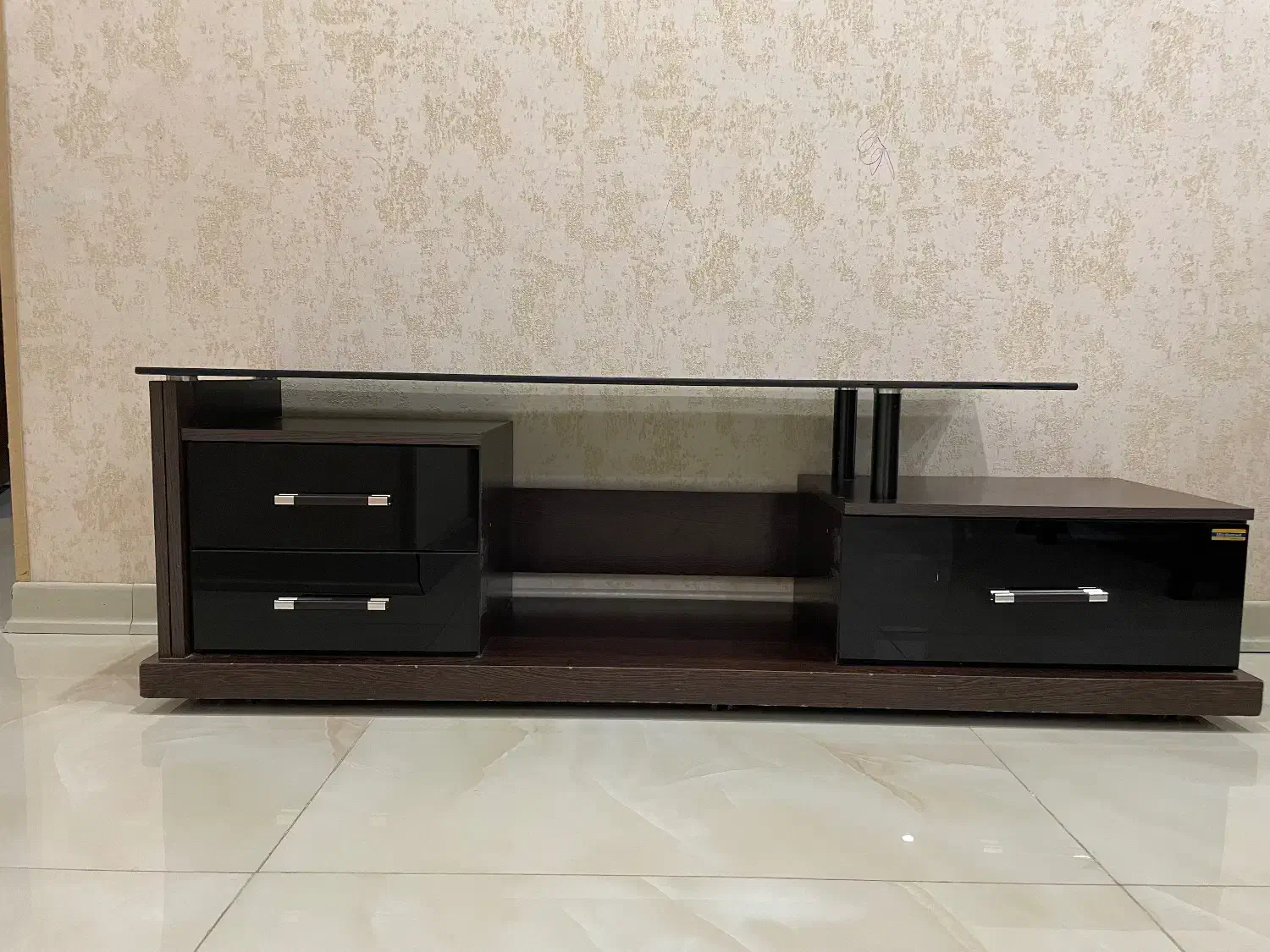 میز|میز تلویزیون|شیراز, بعثت|دیوار