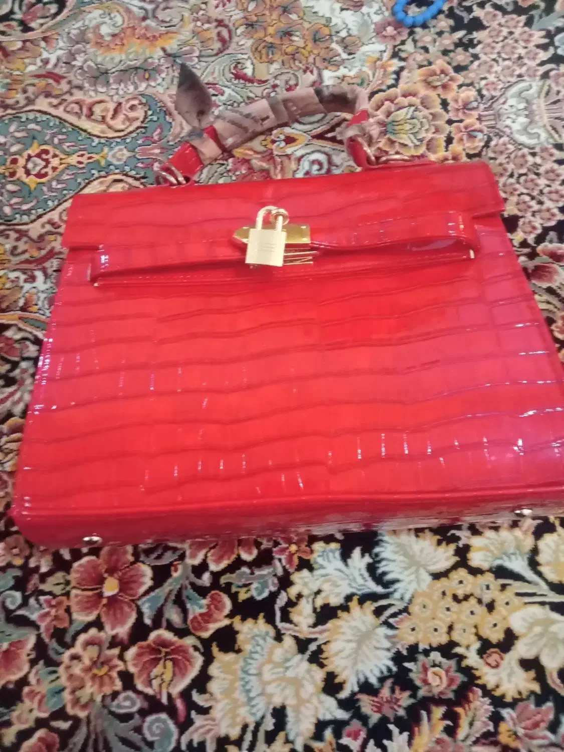 کیف وکفش نو وسالم|کیف، کفش، کمربند|قم, قلعه کامکار|دیوار