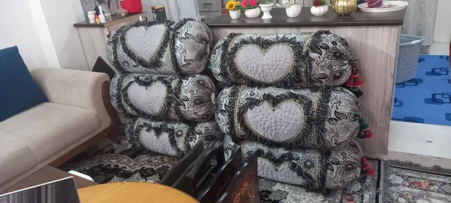 ۶ عدد بالشت لوله ایی سالم|رختخواب، بالش، پتو|زاهدان, |دیوار