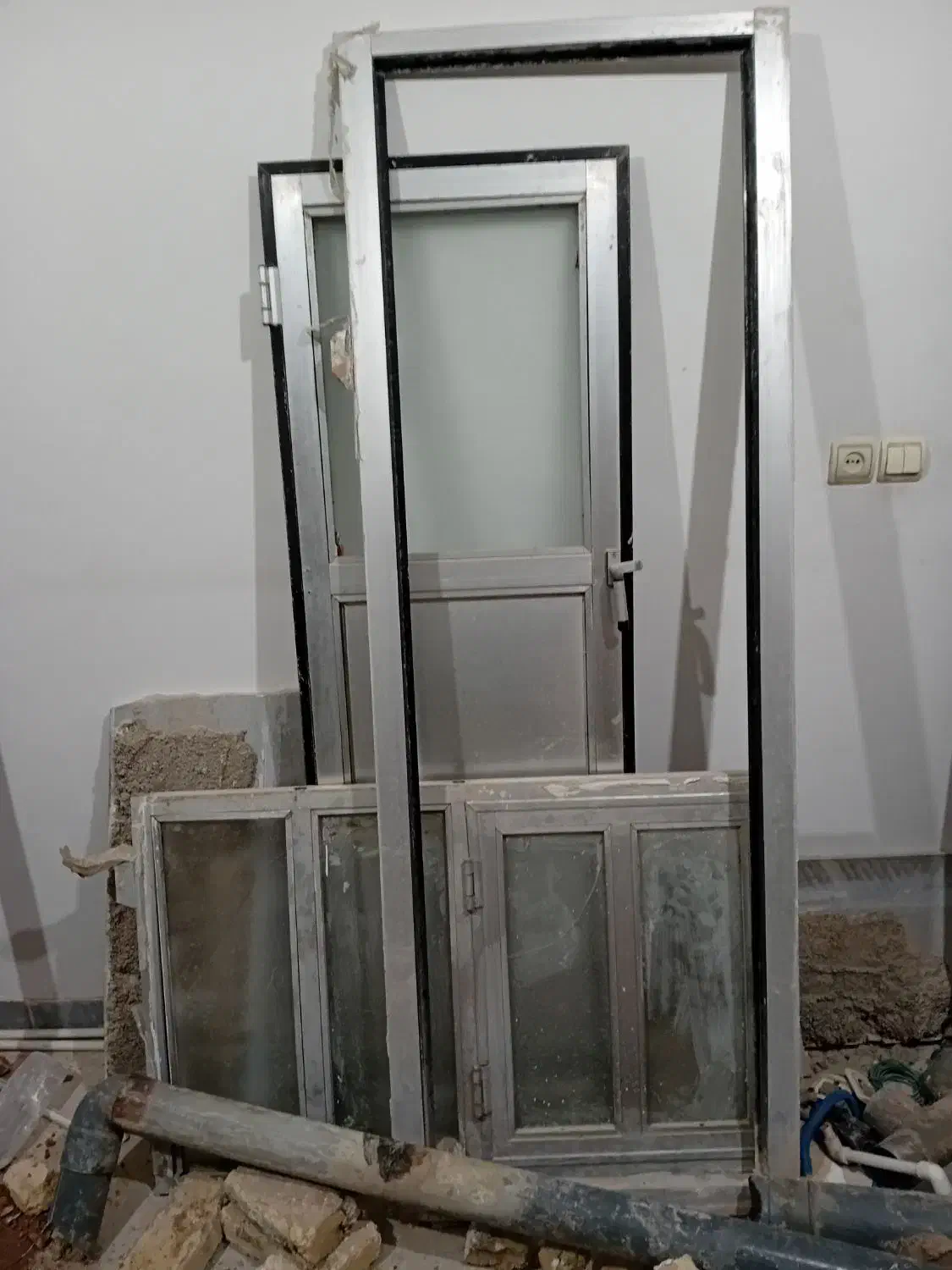 تعدادی در چوبی و آلمینیومی و پنجره|مصالح و تجهیزات ساختمان|دامغان, |دیوار