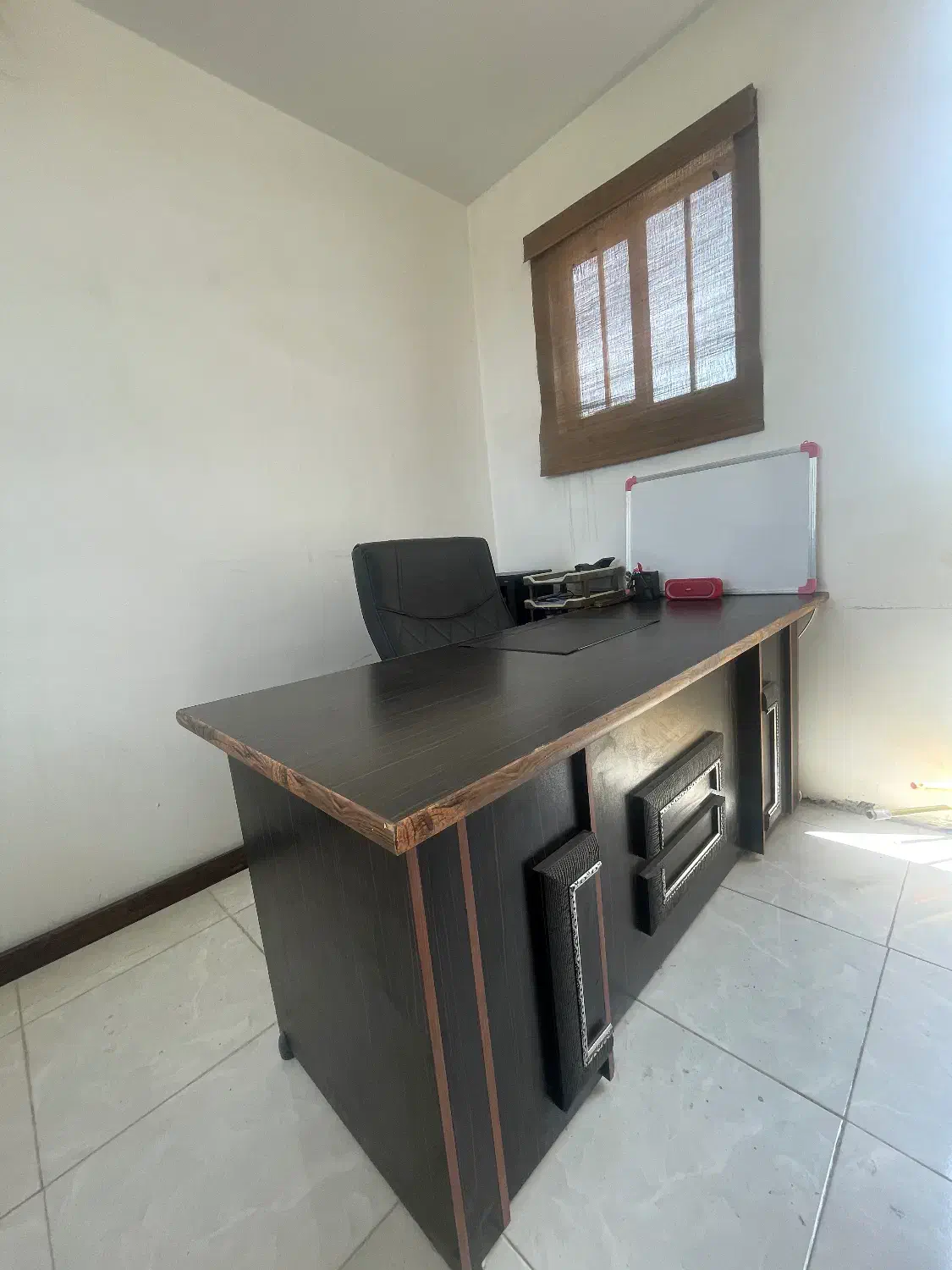 میز مدیریت همراه با سه کشویی کنار و صندلی مدیریت|مبلمان اداری|خمینی‌شهر, |دیوار