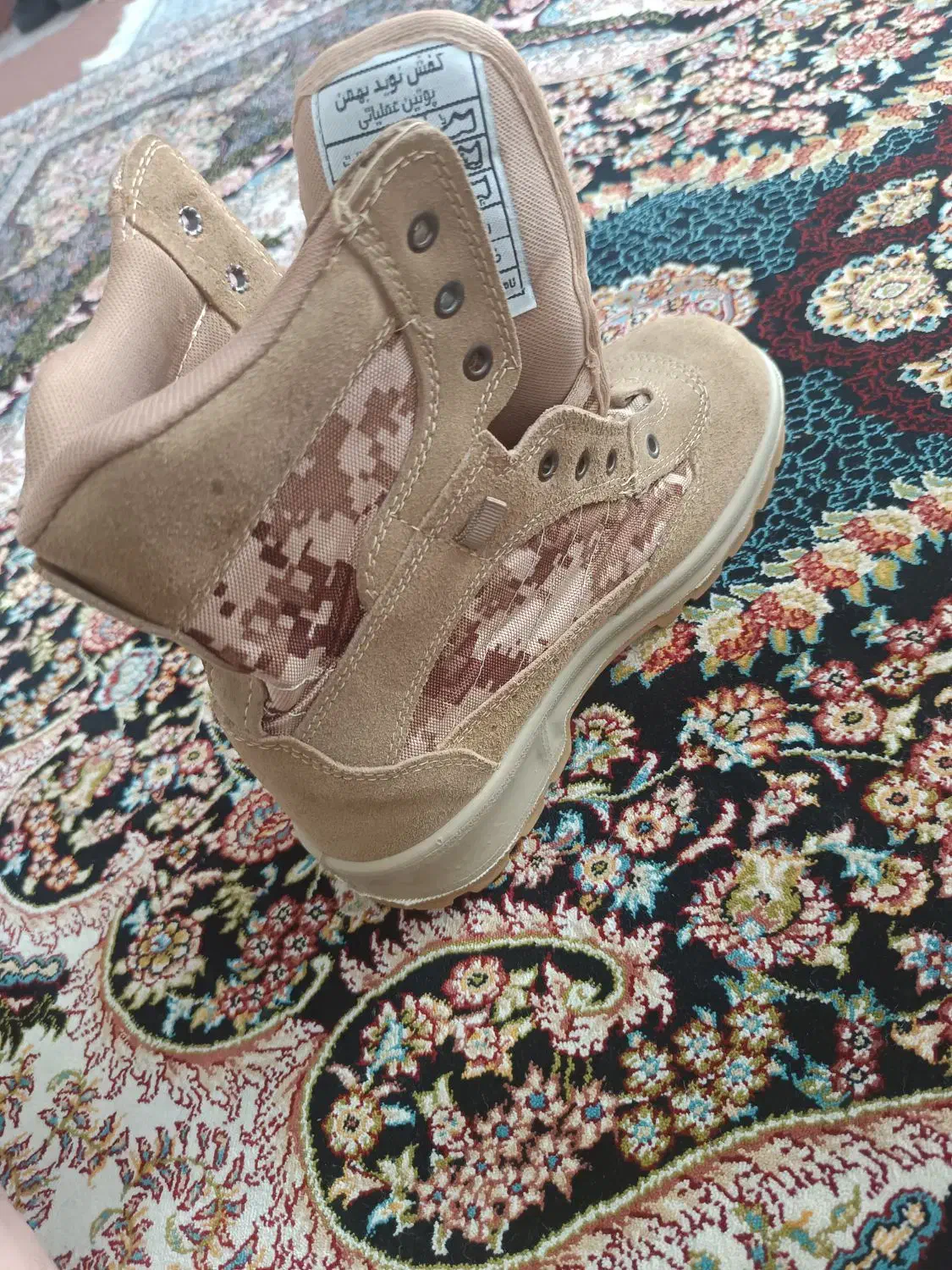 پوتین|کیف، کفش، کمربند|پرند, فاز ۵|دیوار