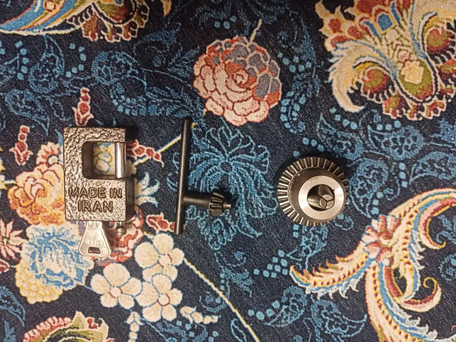 قفل و شیشه بر و...|ابزارآلات|کارون, |دیوار