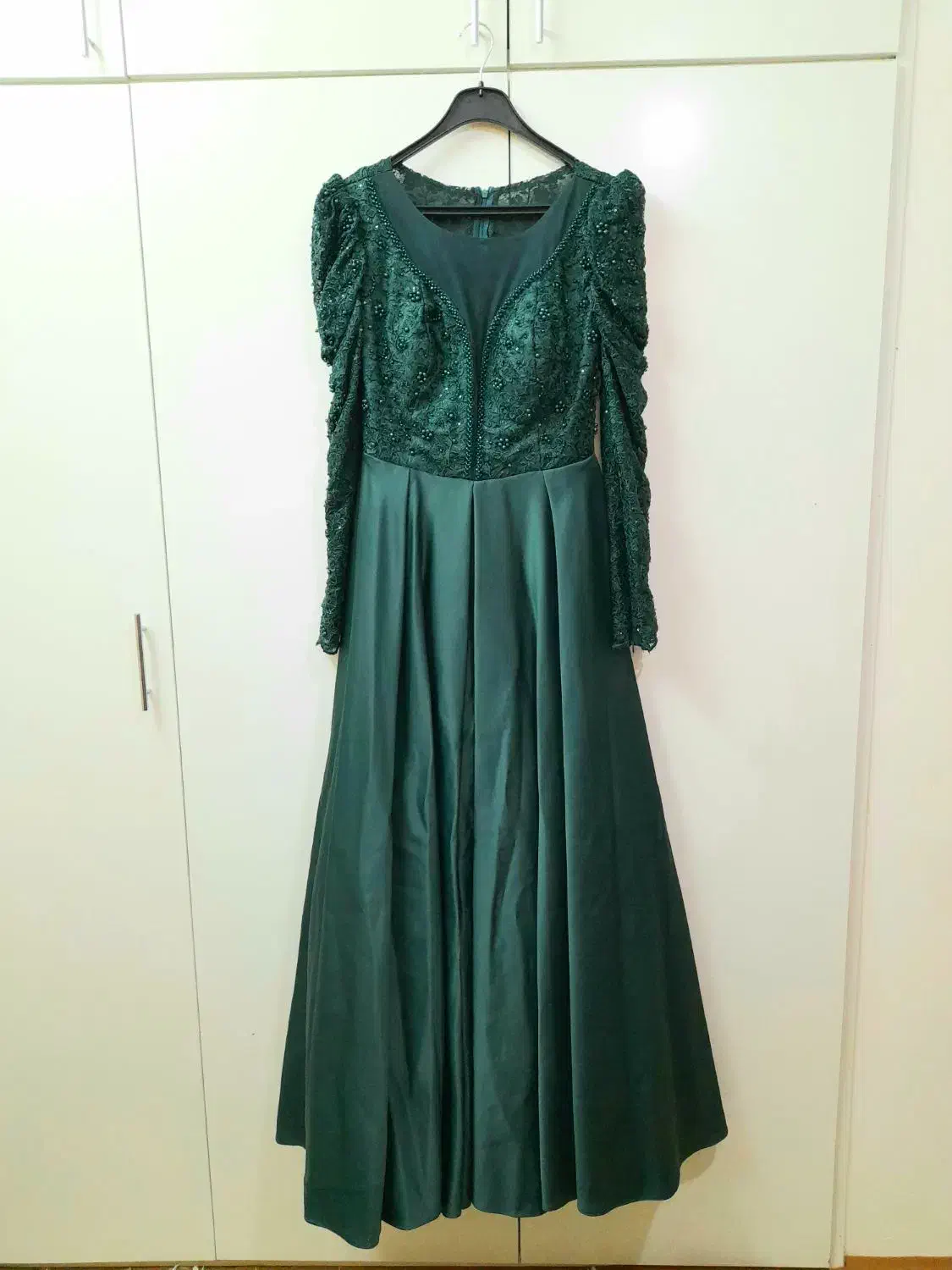 لباس مجلسی|لباس|مشهد, هفت تیر (حافظ)|دیوار