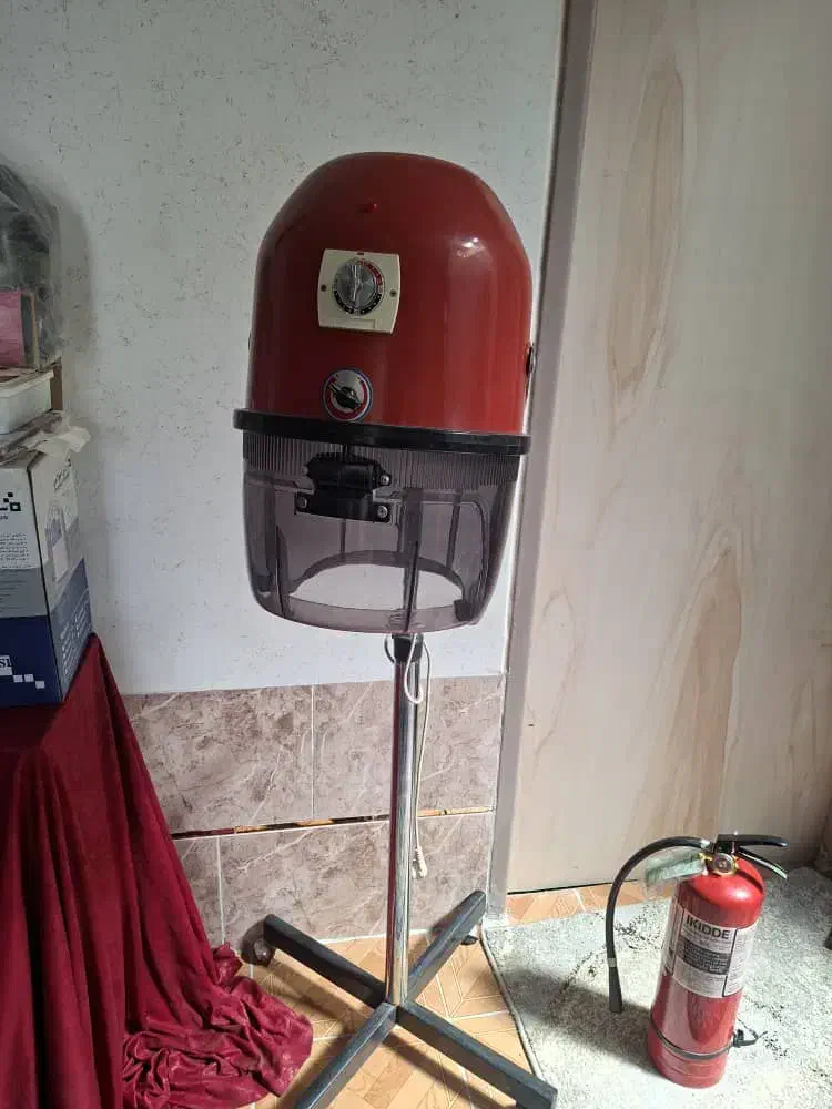 آبگرمکن ، کمد ، صندلی اصلاح ، میز ، سرشور|آرایشگاه و سالن‌های زیبایی|شیراز, دشت چنار|دیوار