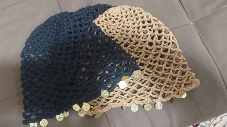 بافت و فروش کلاه توری در رنگهای متفاوت|لباس|ابریشم, |دیوار