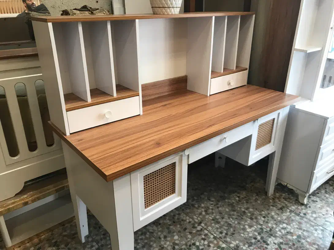 میز تحریر|میز تحریر و کامپیوتر|تهران, فلسطین (میدان انقلاب)|دیوار