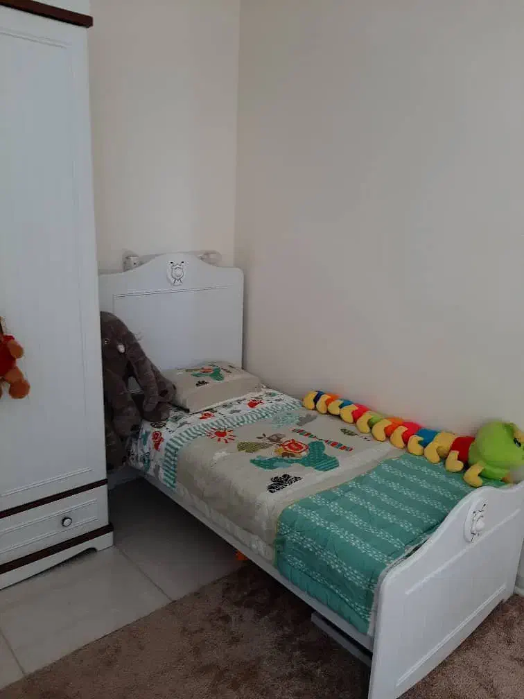 تخت کودک.|تخت و سرویس خواب|مشکین‌دشت, |دیوار