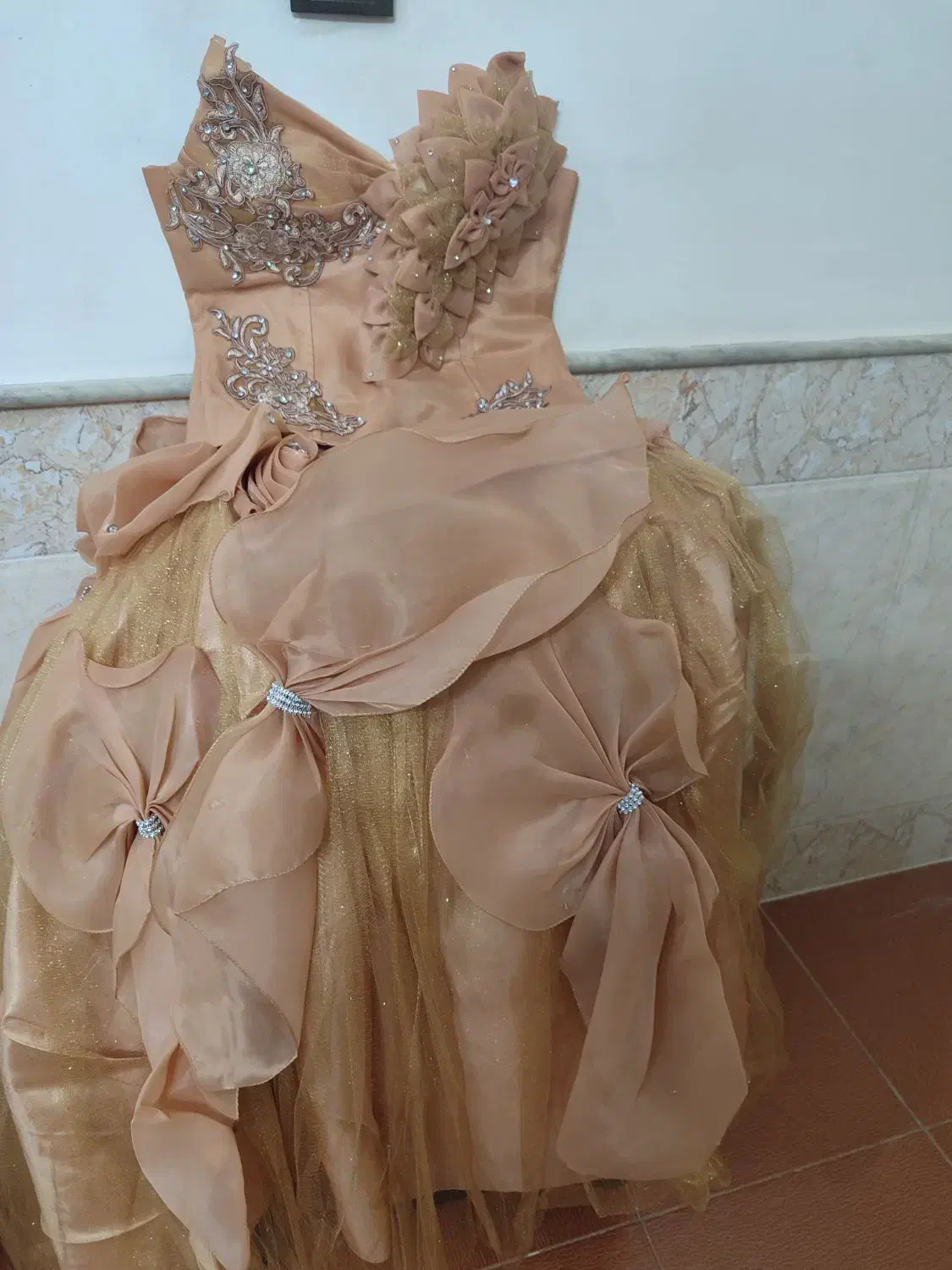 لباس عروس یا عقد|لباس|قم, شهر قائم|دیوار