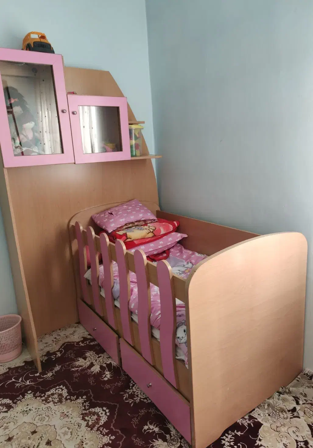 تخت کودک و ویترین|مبلمان خانگی و میز عسلی|رباط‌کریم, شهرک والفجر|دیوار