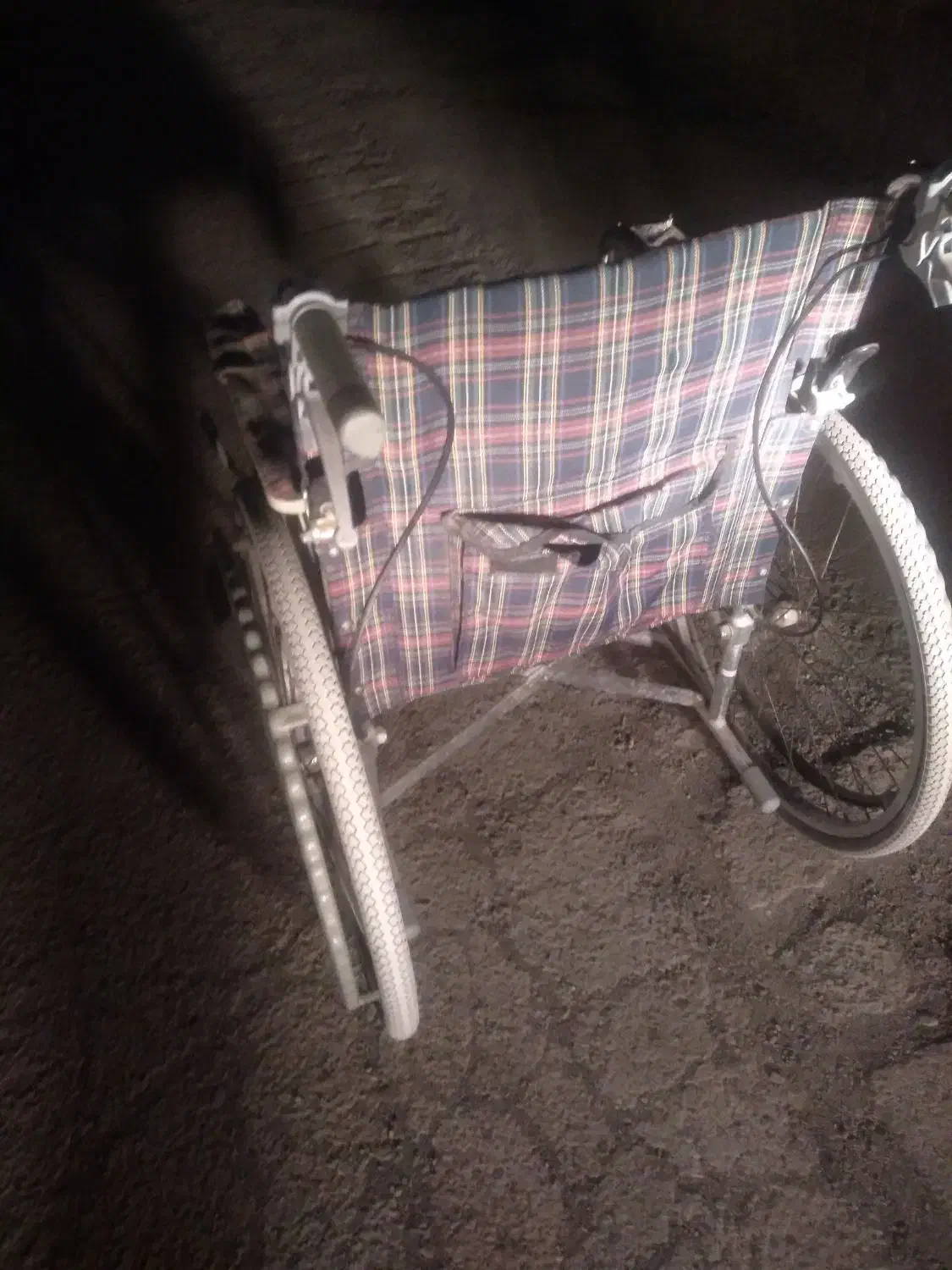 یک عدد ویلچر|پزشکی|جزنیک, |دیوار