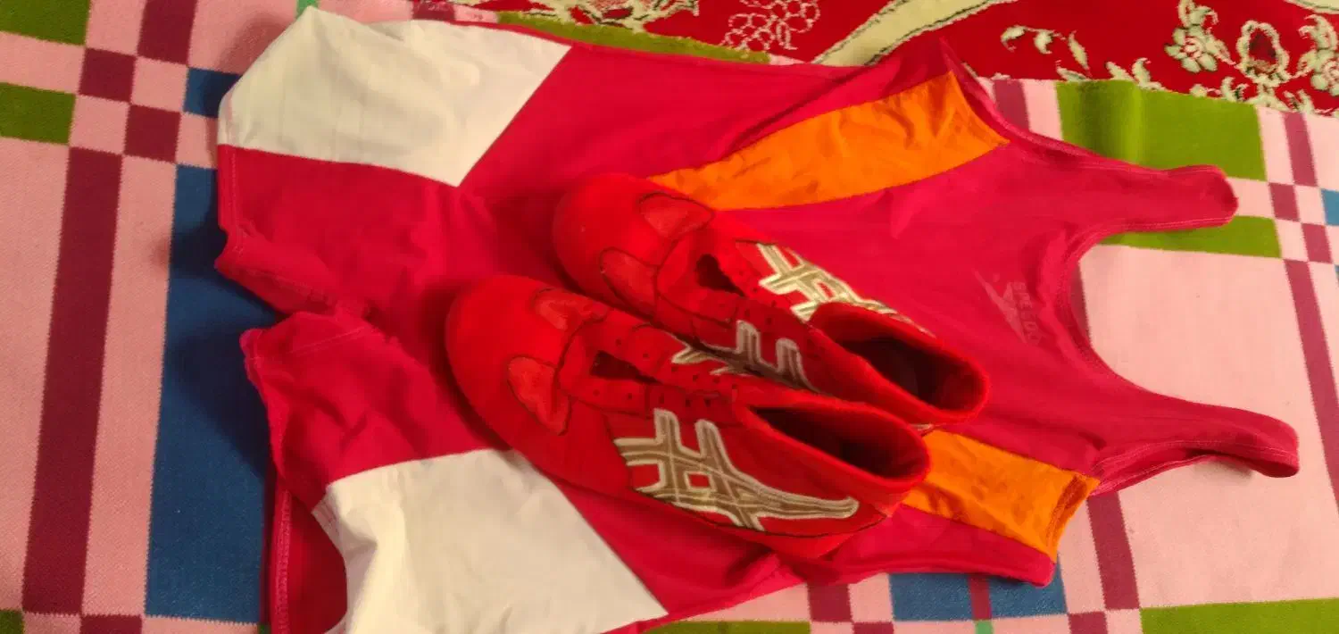 لباس و کفش کشتی‌|تجهیزات ورزشی|میانه, |دیوار