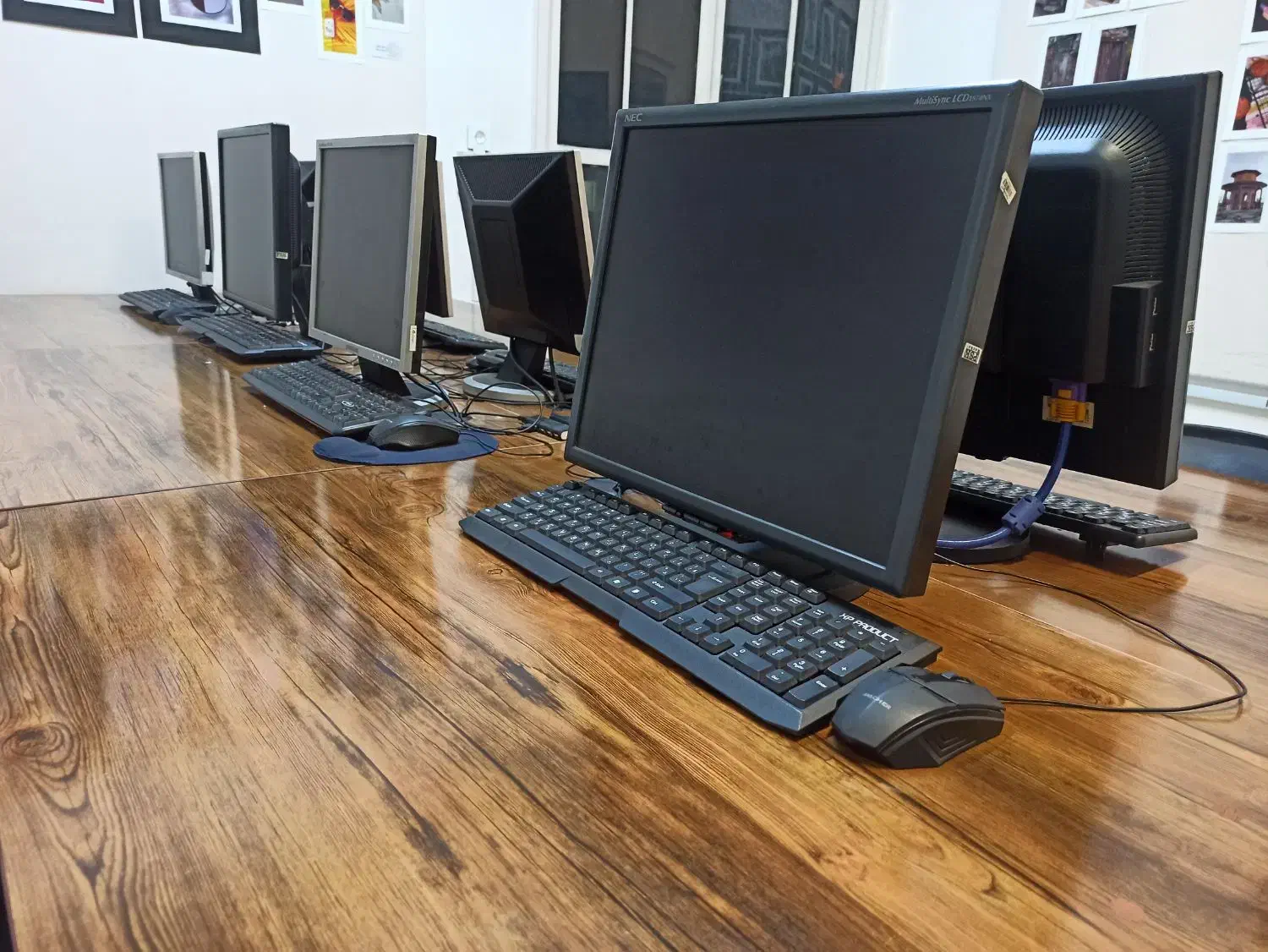 ۸ دستگاه کامپیوتر کامل به صورت کلی|رایانه رومیزی|رشت, سعدی (تختی)|دیوار