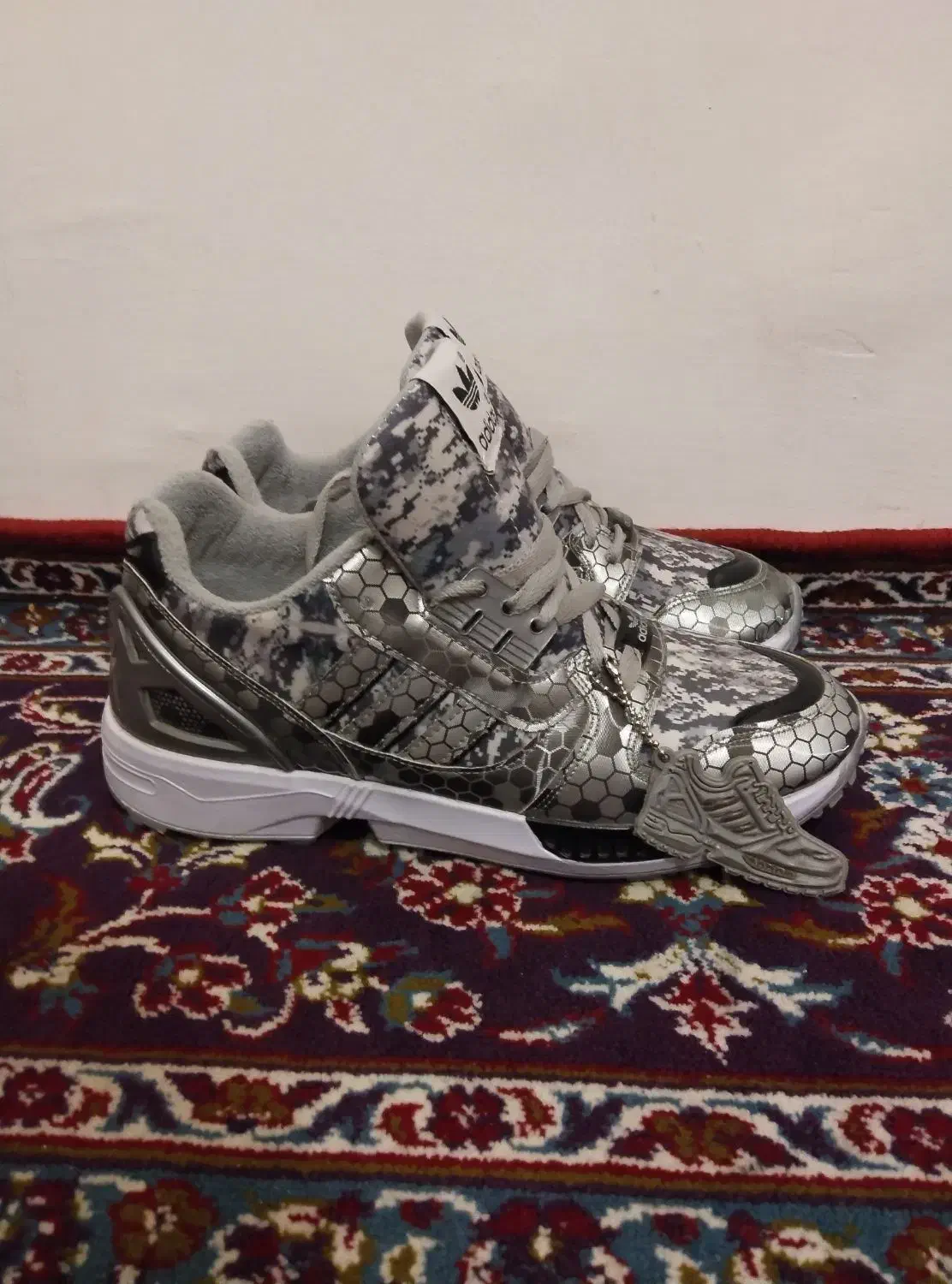 کتونی آدیداس|کیف، کفش، کمربند|پرند, فاز ۶|دیوار