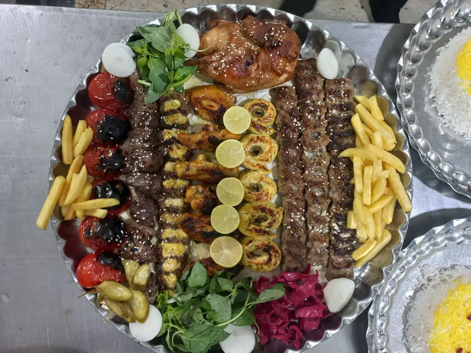 استخدام در رستوران باغ شب بو|استخدام خدمات فروشگاه و رستوران|شاهرود, |دیوار