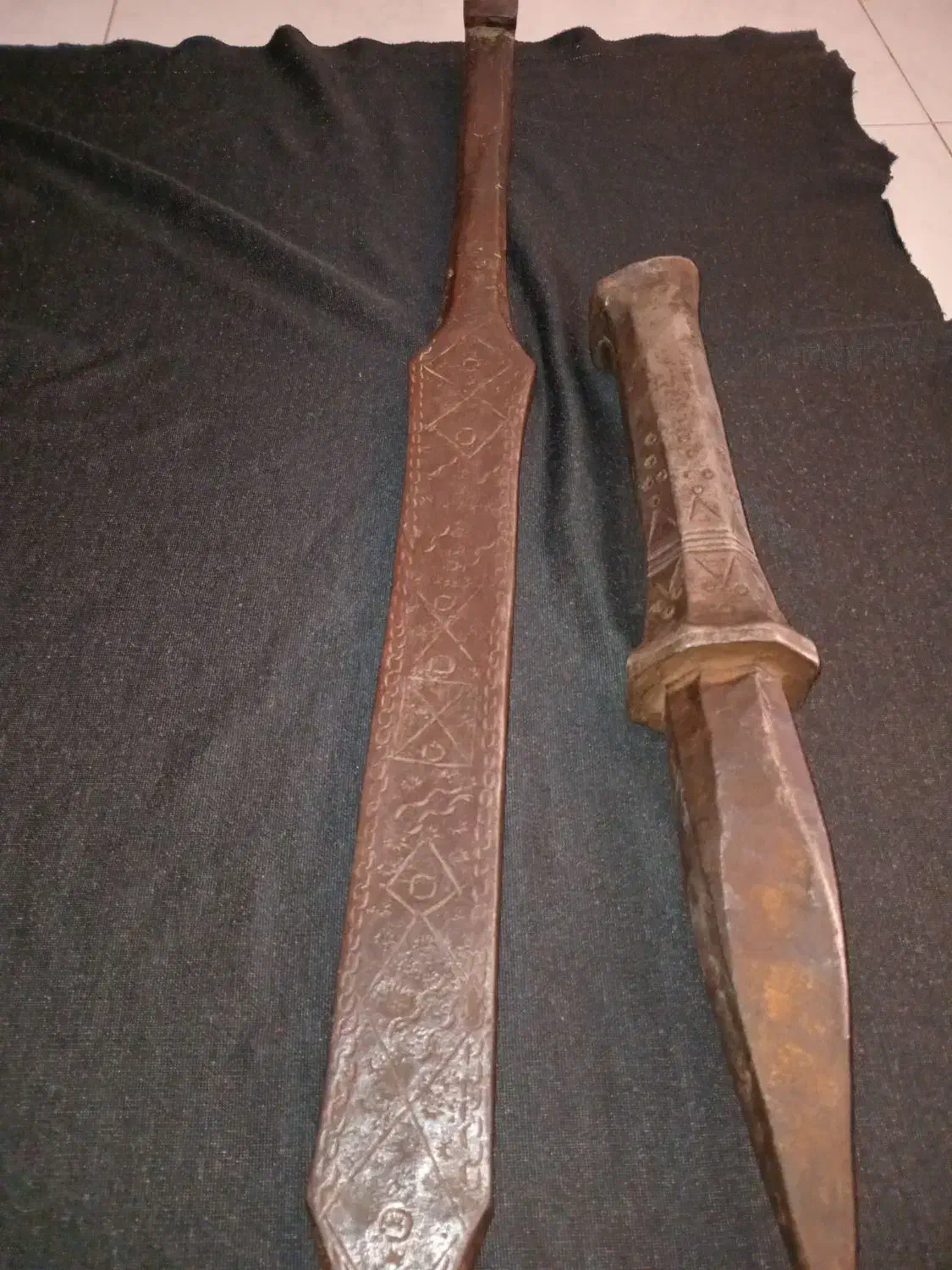 سندان های فولادی صفوی موزه ای بینظیر سینی قاجاری|کلکسیون اشیاء عتیقه|تهران, سازمان آب|دیوار