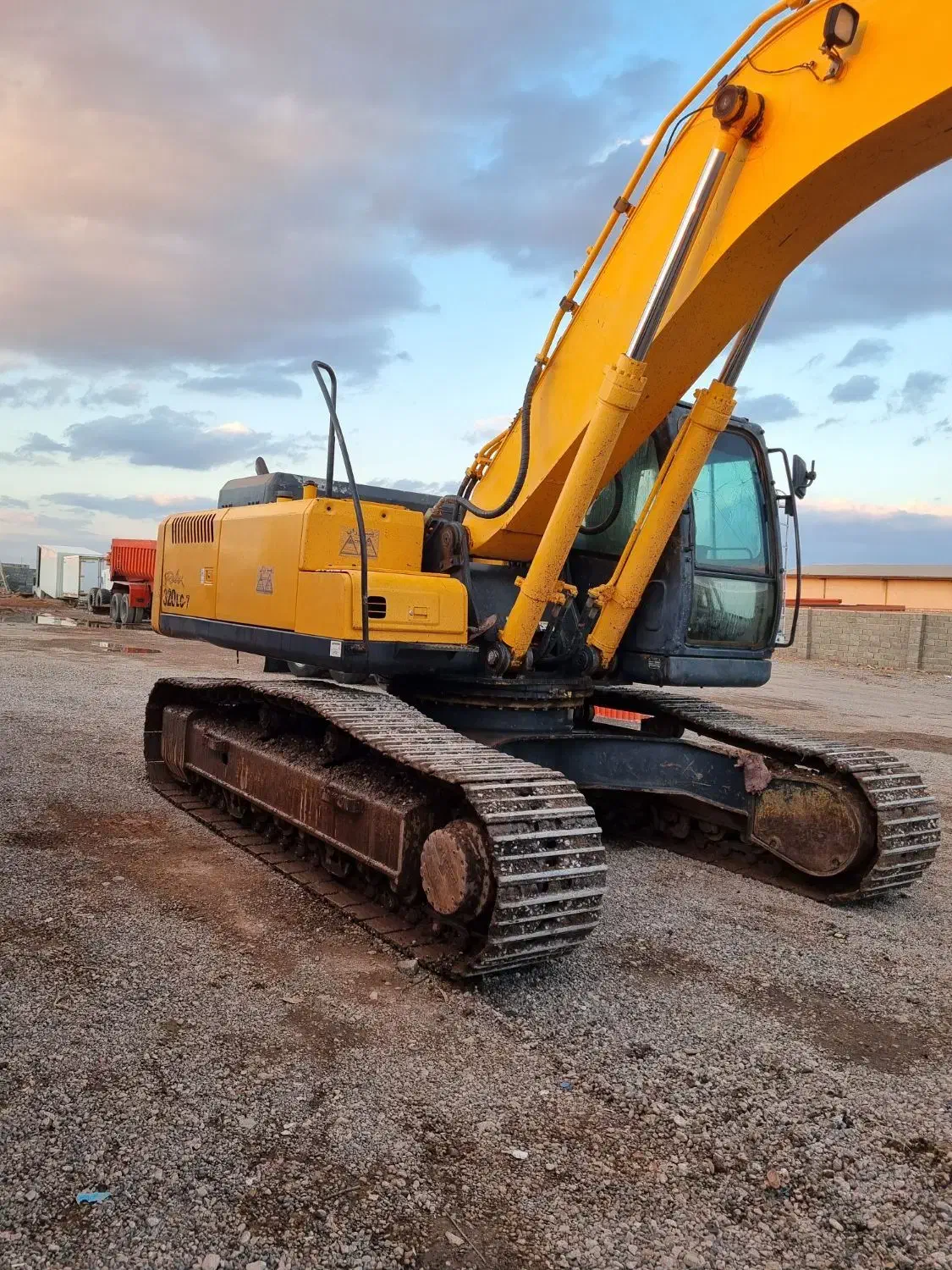 بیل هیوندا ۳۲۰ مدل ۲۰۱۲ اینه پشت|خودرو سنگین|کرمان, |دیوار