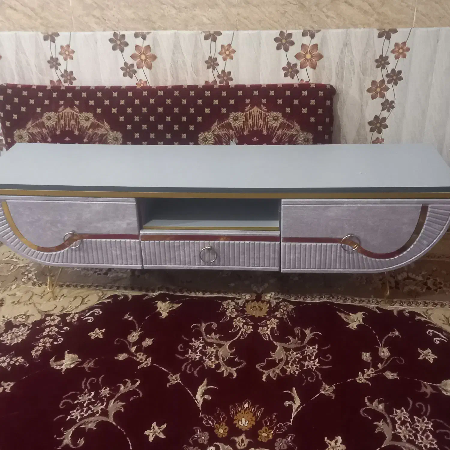 نونو|میز تلویزیون|نیمروز, |دیوار