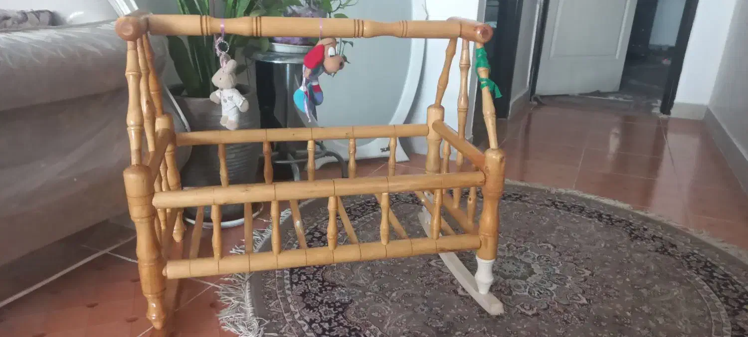 گهواره چوبی سنتی|تخت و صندلی بچه|کرمانشاه, |دیوار