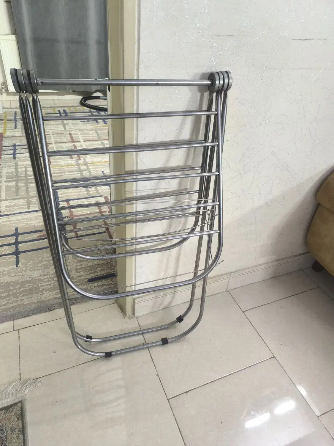 بندرخت|بندرخت و رخت‌آویز|رباط‌کریم, رباط‌کریم|دیوار