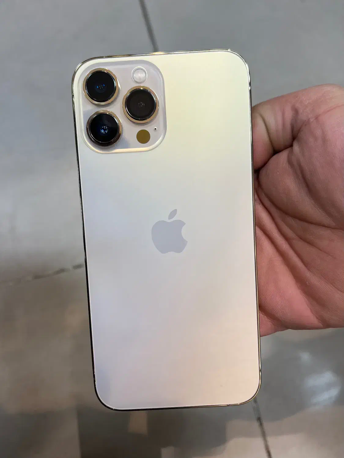 ایفون ۱۳پرومکس در حد|موبایل|میانه, |دیوار